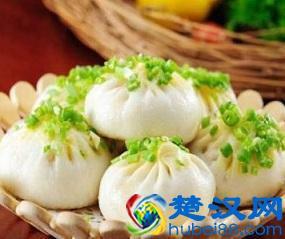 四个年轻人创业卖包子，第一个月就赚了10万