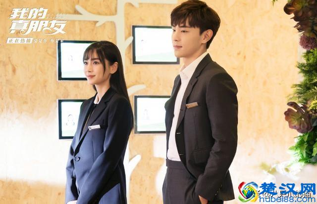 邓伦变身夏日清爽蓝朋友，蓝色衬衫配长裤，肌肉隆起好身材藏不住