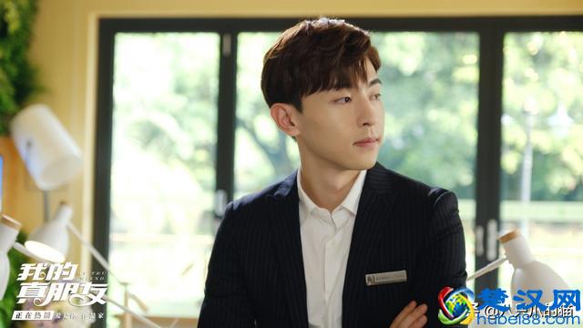 邓伦变身夏日清爽蓝朋友，蓝色衬衫配长裤，肌肉隆起好身材藏不住