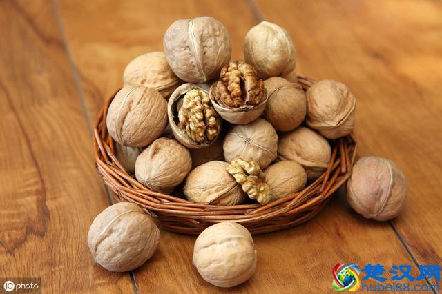 晚上入睡难？5种天然食物能助眠，吃点提高睡眠质量，睡好每一天