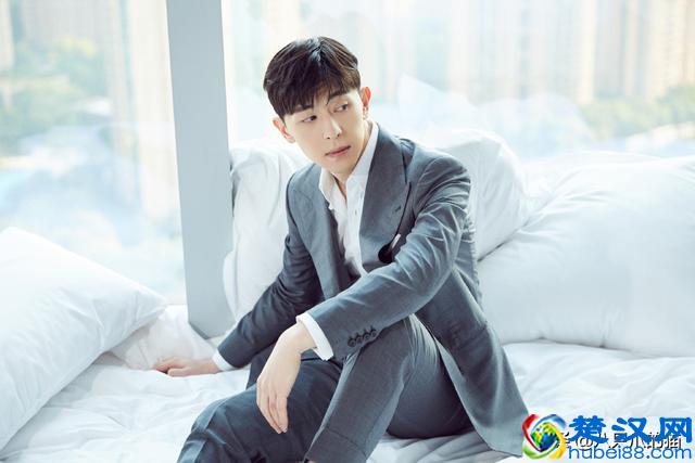 邓伦变身夏日清爽蓝朋友，蓝色衬衫配长裤，肌肉隆起好身材藏不住