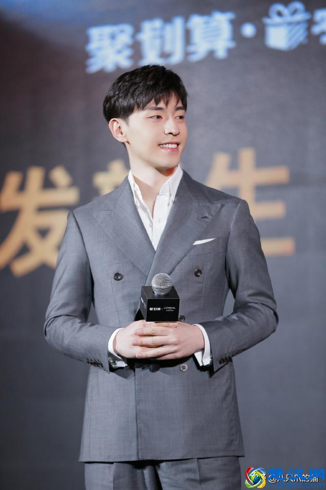 邓伦变身夏日清爽蓝朋友，蓝色衬衫配长裤，肌肉隆起好身材藏不住