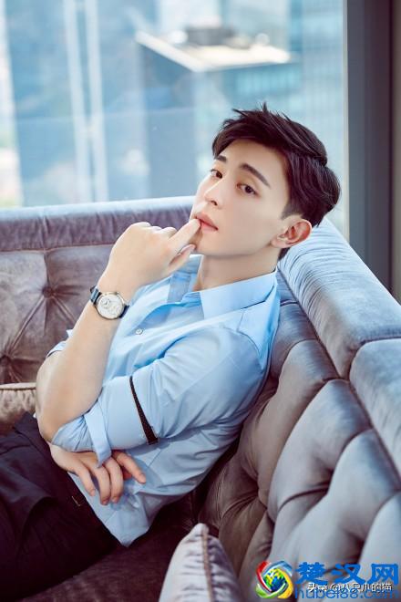 邓伦变身夏日清爽蓝朋友，蓝色衬衫配长裤，肌肉隆起好身材藏不住