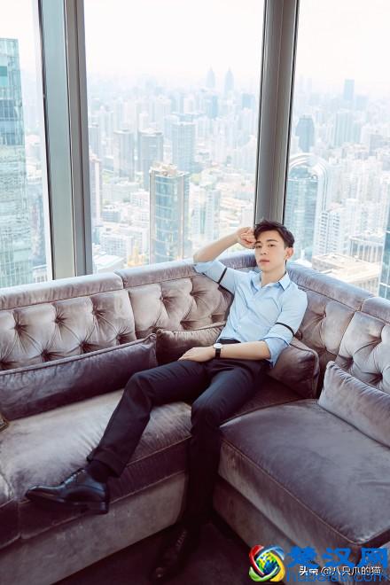 邓伦变身夏日清爽蓝朋友，蓝色衬衫配长裤，肌肉隆起好身材藏不住