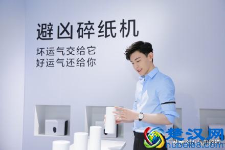 邓伦变身夏日清爽蓝朋友，蓝色衬衫配长裤，肌肉隆起好身材藏不住