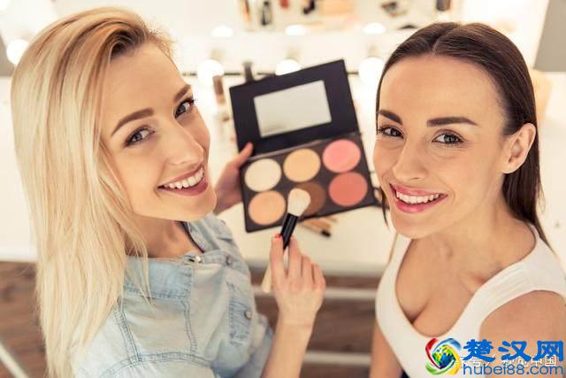 脸上毛孔粗大，黑头很多很多，该怎么办？