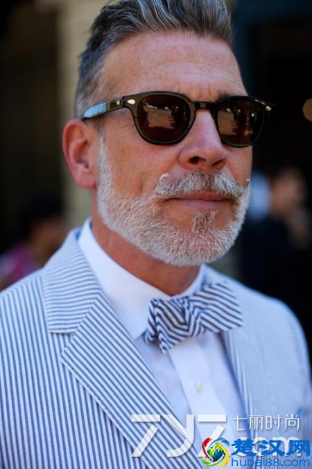 蓝色西装配什么衬衫好看 这几件穿出型男气质