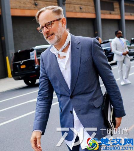 蓝色西装配什么衬衫好看 这几件穿出型男气质