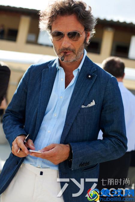 蓝色西装配什么衬衫好看 这几件穿出型男气质