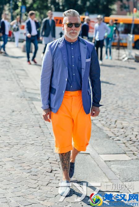 蓝色西装配什么衬衫好看 这几件穿出型男气质