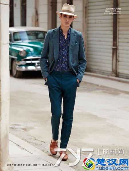 蓝色西装配什么衬衫好看 这几件穿出型男气质