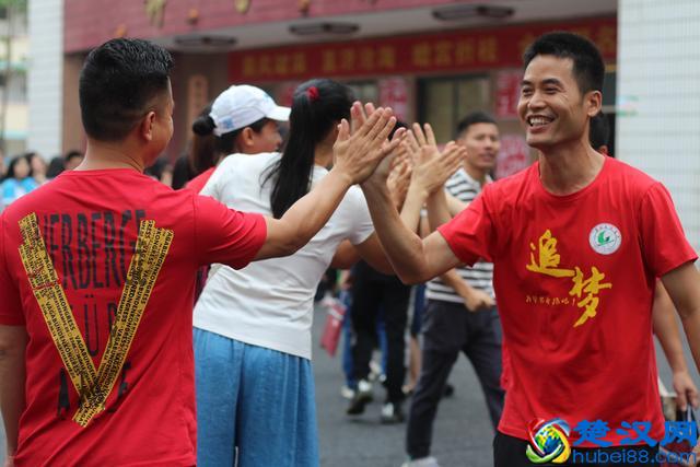 一个击掌，一声加油，中考的仪式感有多重要？