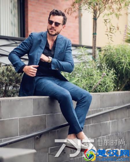 蓝色西装配什么衬衫好看 这几件穿出型男气质