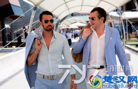 蓝色西装配什么衬衫好看 这几件穿出型男气质