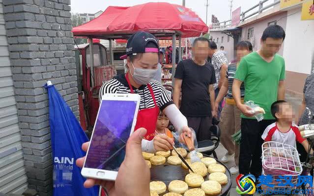 单亲妈妈学校附近摆摊卖稀罕小吃，10元4个，一天可以卖几百个