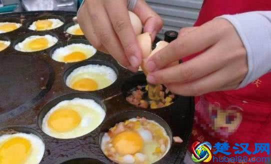 单亲妈妈学校附近摆摊卖稀罕小吃，10元4个，一天可以卖几百个