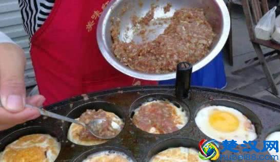 单亲妈妈学校附近摆摊卖稀罕小吃，10元4个，一天可以卖几百个