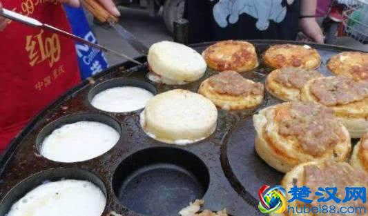 单亲妈妈学校附近摆摊卖稀罕小吃，10元4个，一天可以卖几百个