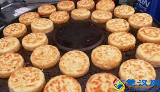 单亲妈妈学校附近摆摊卖稀罕小吃，10元4个，一天可以卖几百个