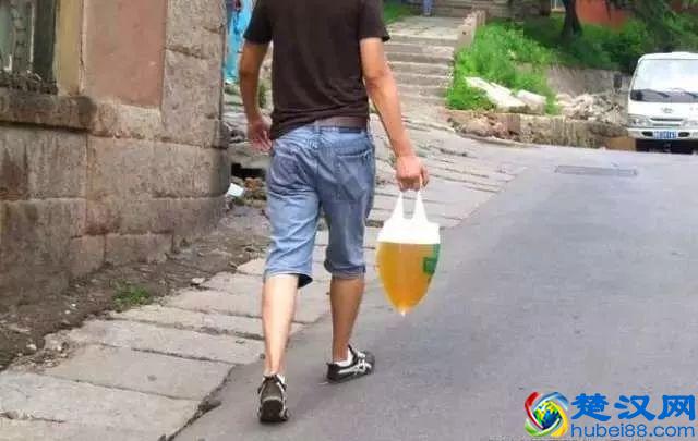 为什么青岛人只爱喝青岛啤酒？