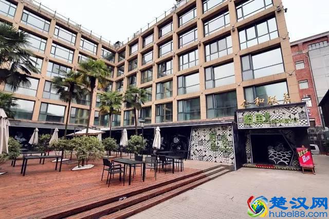 这家店的烤鱼居然有17种口味，鸡汁杏鲍菇味、黑椒蚝油味