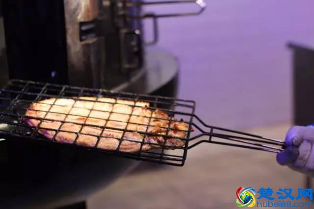 这家店的烤鱼居然有17种口味，鸡汁杏鲍菇味、黑椒蚝油味