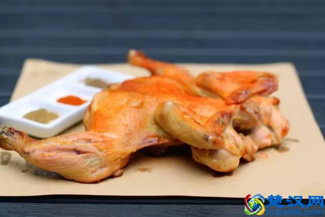 这家店的烤鱼居然有17种口味，鸡汁杏鲍菇味、黑椒蚝油味