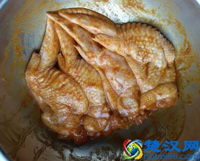 烤鸡翅、红烧鸡翅都吃腻了，尝试做下鸡翅包饭