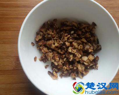 烤鸡翅、红烧鸡翅都吃腻了，尝试做下鸡翅包饭