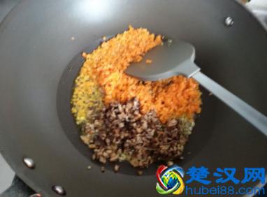 烤鸡翅、红烧鸡翅都吃腻了，尝试做下鸡翅包饭