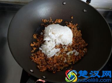 烤鸡翅、红烧鸡翅都吃腻了，尝试做下鸡翅包饭