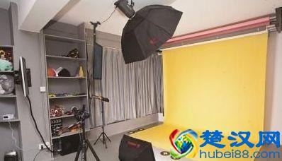 大四女生开照相馆创业，专拍证件照月收入过万