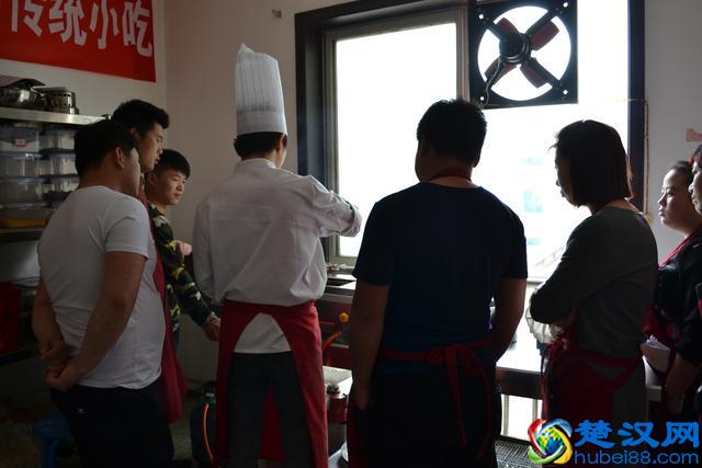 摆摊卖烧烤都要做什么工作呢