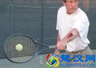 胳膊肘疼时就用这两个小妙招！