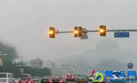 闯黄灯算违章吗？这几种情况，闯黄灯肯定要扣分罚款啦