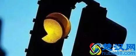 闯黄灯算违章吗？这几种情况，闯黄灯肯定要扣分罚款啦