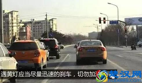 闯黄灯算违章吗？这几种情况，闯黄灯肯定要扣分罚款啦