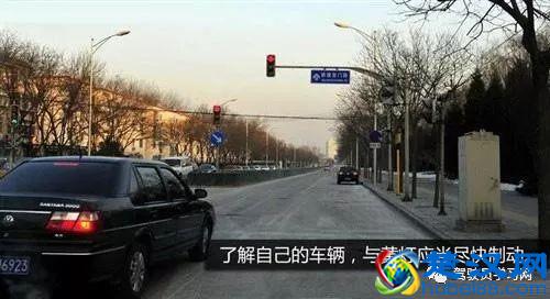 闯黄灯算违章吗？这几种情况，闯黄灯肯定要扣分罚款啦