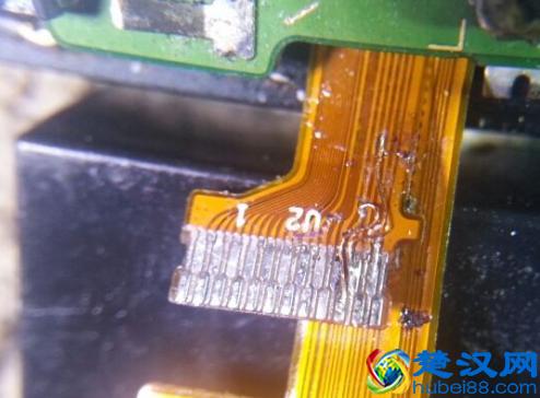 手机屏幕排线坏了，飞线两根充当排线