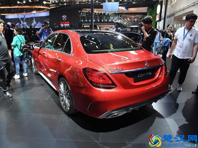 开奔驰坐奔驰了，来看一下2019款奔驰C 180 L