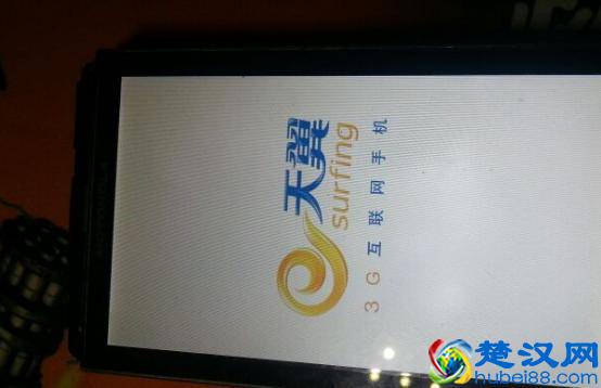 手机屏幕排线坏了，飞线两根充当排线