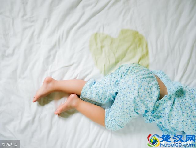 5、6岁的孩子还在尿床，家长别不当回事，看看是不是这个原因！
