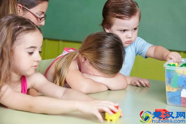 5、6岁的孩子还在尿床，家长别不当回事，看看是不是这个原因！