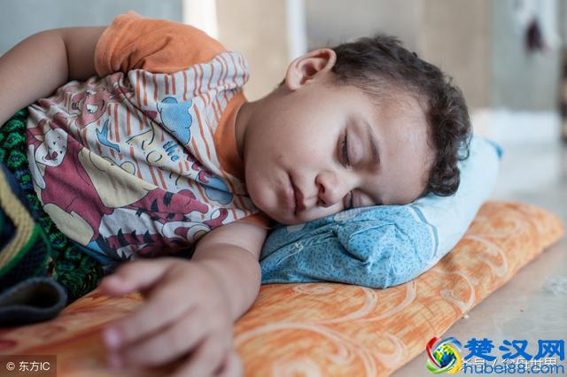 5、6岁的孩子还在尿床，家长别不当回事，看看是不是这个原因！