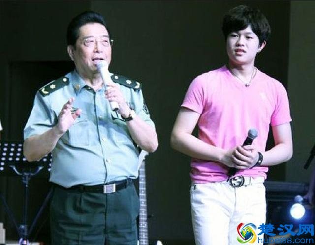 军人出身的明星谁最牛？韩红副团长，李双江正军级，他军衔最高