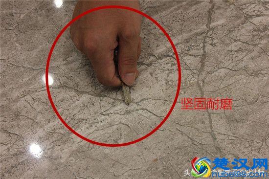 客厅该选抛光砖还是抛釉砖?我家当初不懂选,如今一看地面就闹心