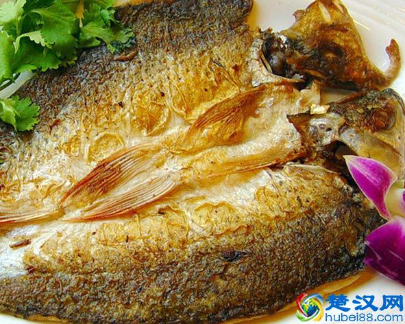 煎鱼时,第1步倒油就是大错特错!加了这1步,鱼不破皮还不粘锅!