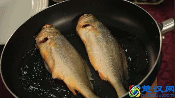 煎鱼时,第1步倒油就是大错特错!加了这1步,鱼不破皮还不粘锅!
