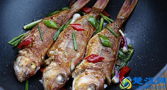 煎鱼时,第1步倒油就是大错特错!加了这1步,鱼不破皮还不粘锅!