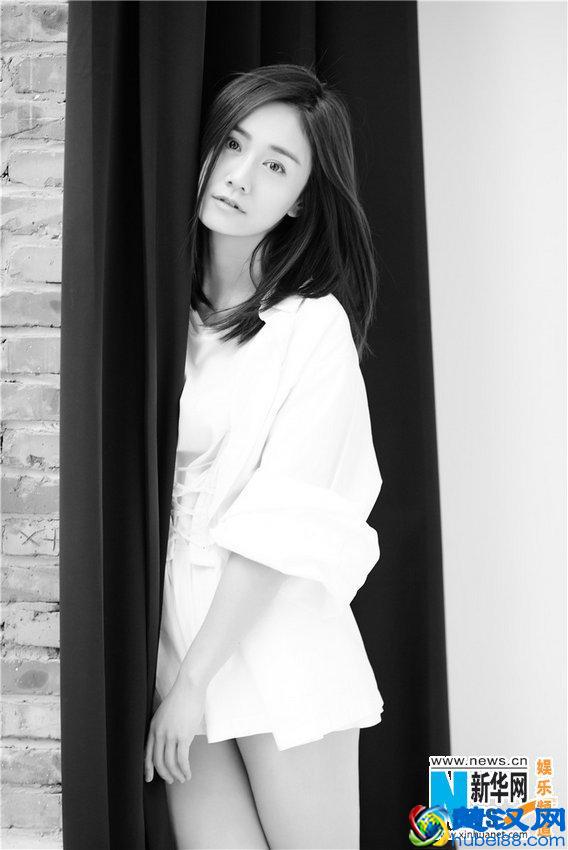 刘芸生日曝文艺写真 知性优雅演绎女神范儿